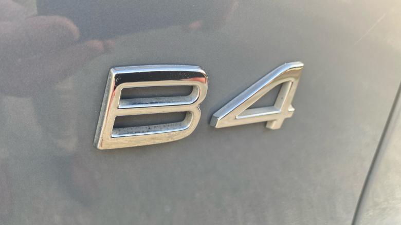 Volvo XC40 2.0 B4P Ultimate Dark 5dr Auto Petrol Estate